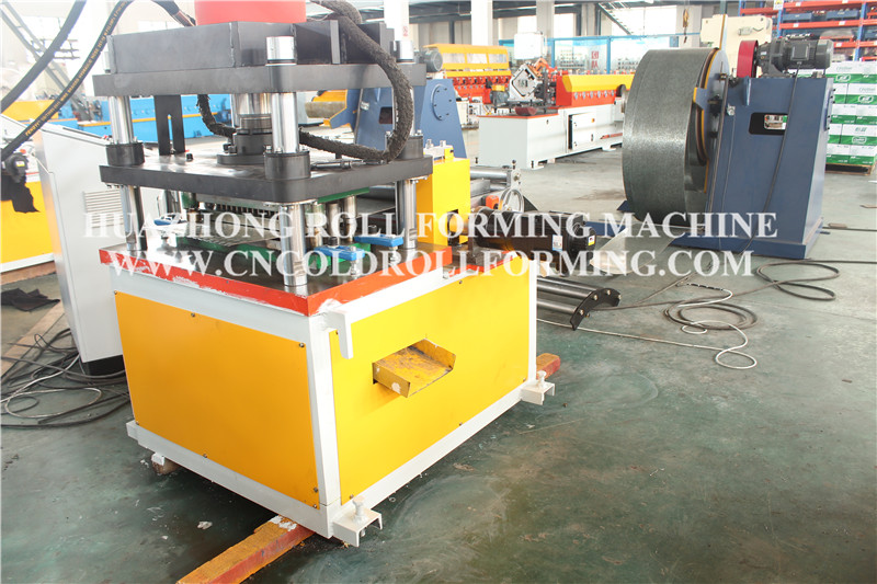 Guide roll forming machine (10)