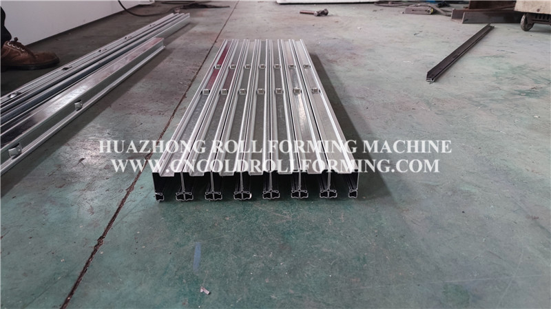  MUTE TRACK ROLL FORMING MACHINE(AUTOMATIC INSERT RUBBER )