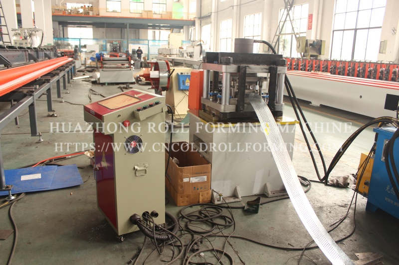  ROLLER SHUTTER DOOR FORMING MACHINE WITH CHAIN TRANSMISSION