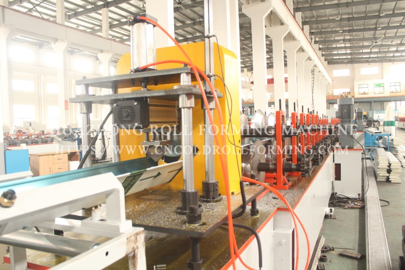 ROLLER SHUTTER BOX FORMING MACHINE WITH BENDING AUTOMATICALLY