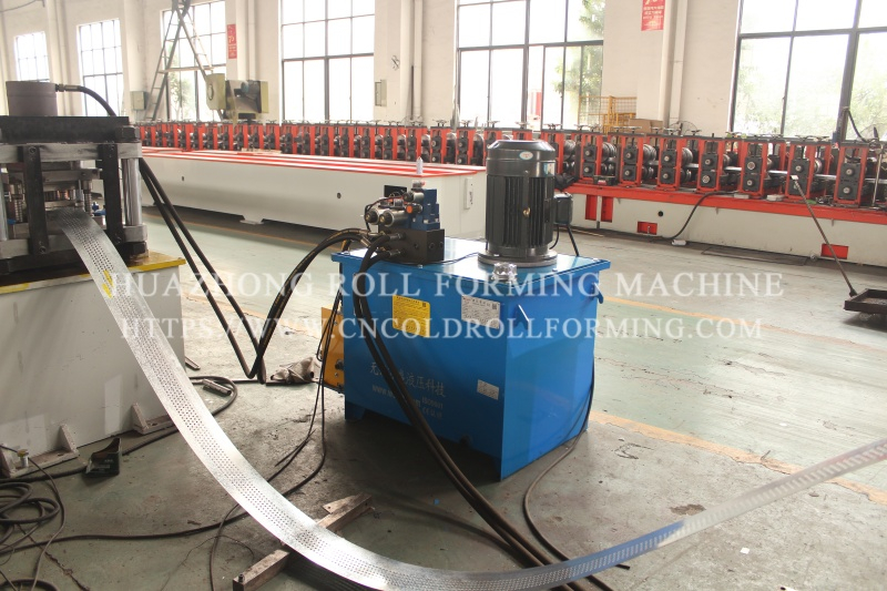  ROLLER SHUTTER DOOR FORMING MACHINE WITH CHAIN TRANSMISSION
