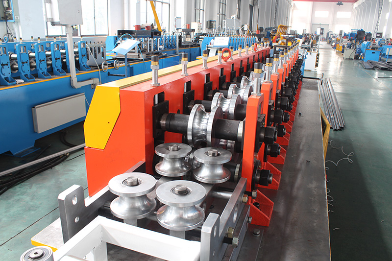 Special tube roll forming machine (10)