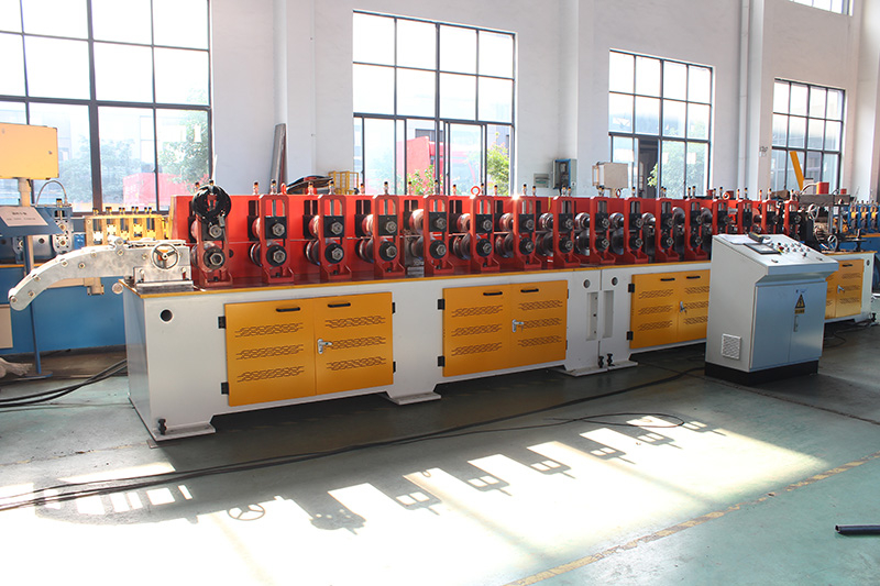 G GUIDE ROLL FORMING MACHINE