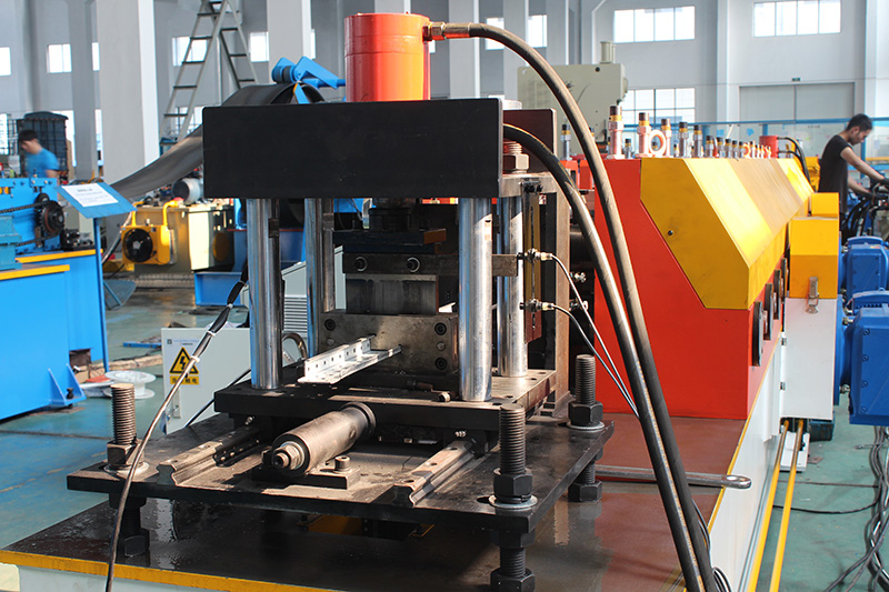 G GUIDE ROLL FORMING MACHINE