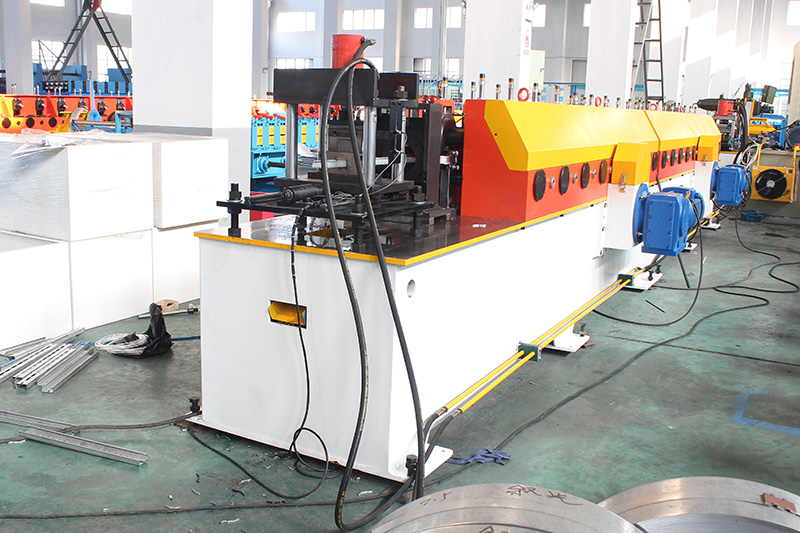 C GUIDE ROLL FORMING MACHINE