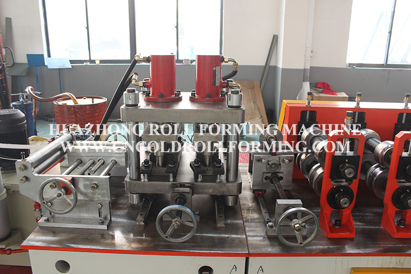 GUIDE GROOVE AND FOOT BRACKET ROLL FORMING MACHINE